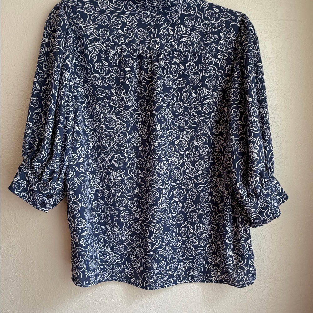 Floral Navy Blue Women's Top size medium used - Picture 4 of 7
